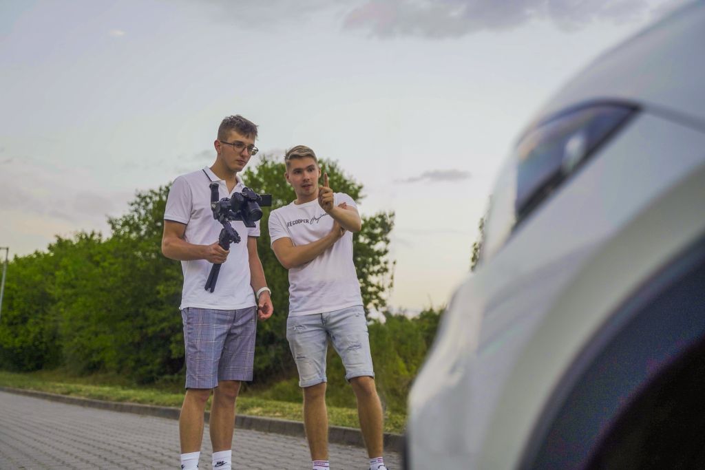 A HireFrame célja, hogy átlátható, gyors és hatékony kapcsolatot teremtsen a fotósok, videósok és az őket kereső megrendelők között.